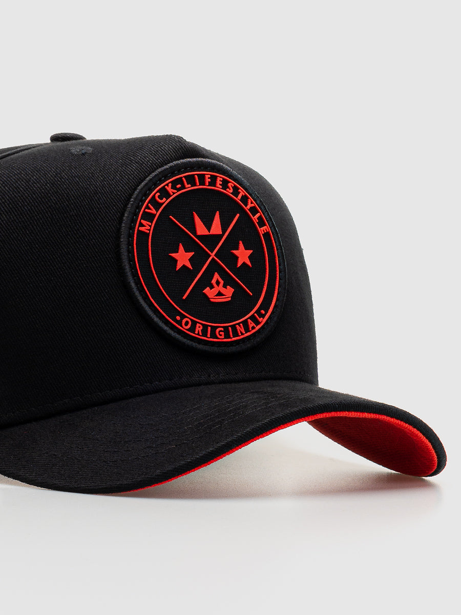 Boné Trucker Brasão Preto e Vermelho MVCK