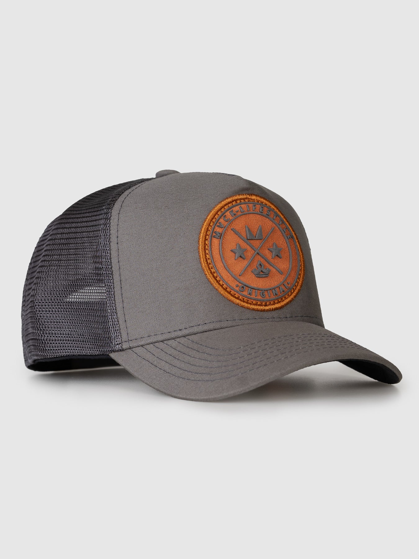 Boné Trucker Brasão Cinza Patch Caramelo MVCK