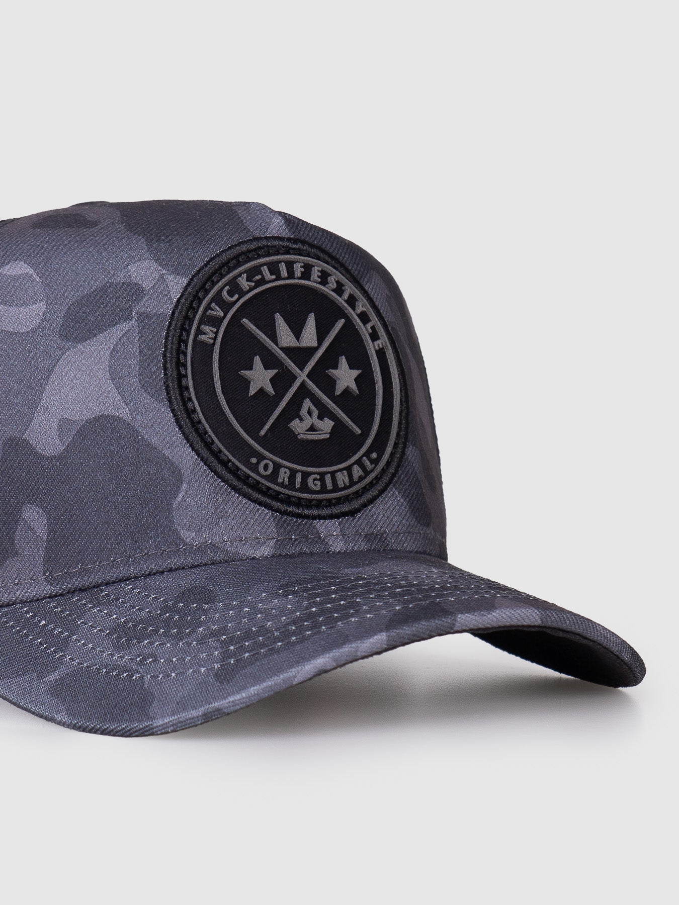 Boné Trucker Brasão Camuflado MVCK