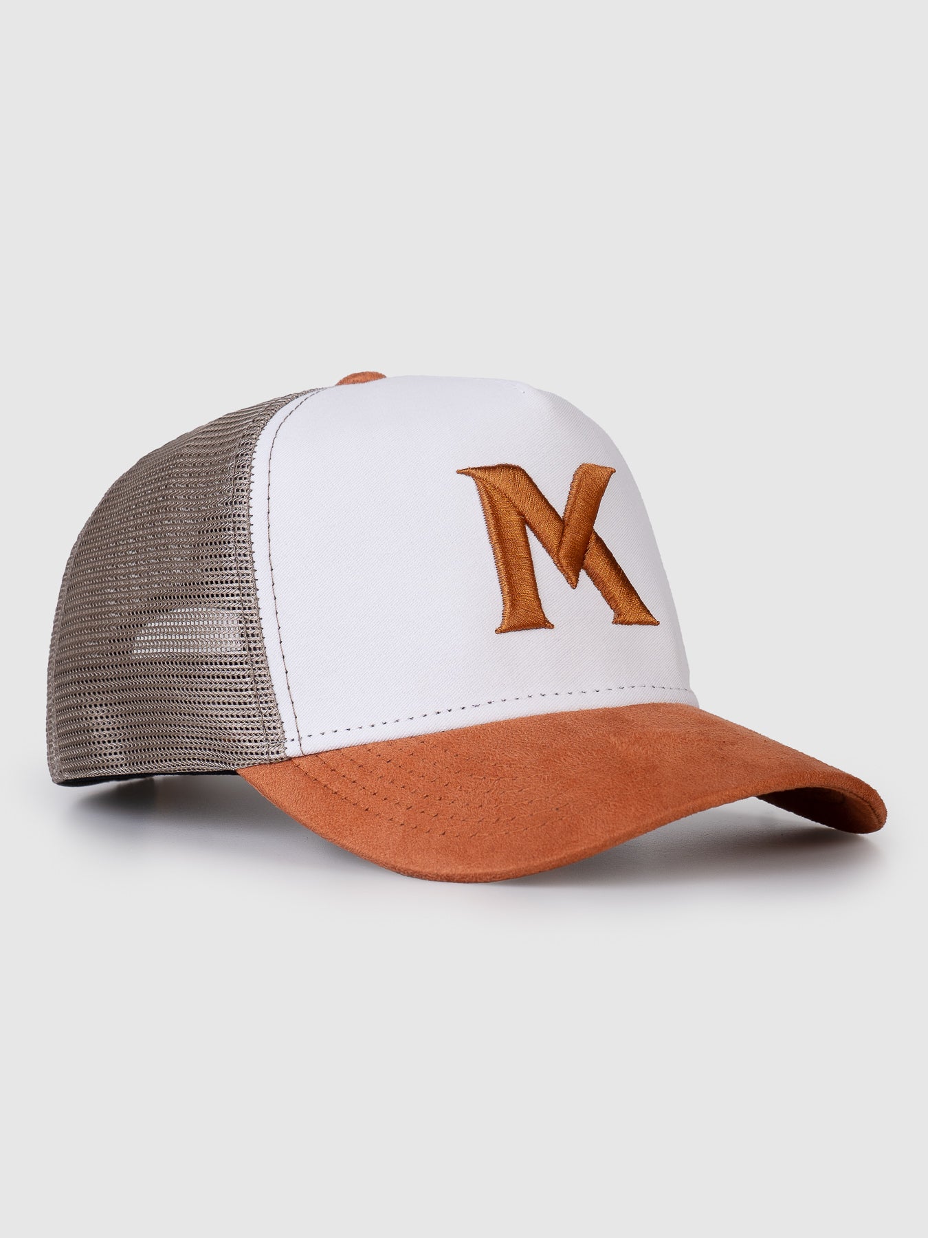 Boné Trucker Maverick Branco Aba Caramelo MVCK