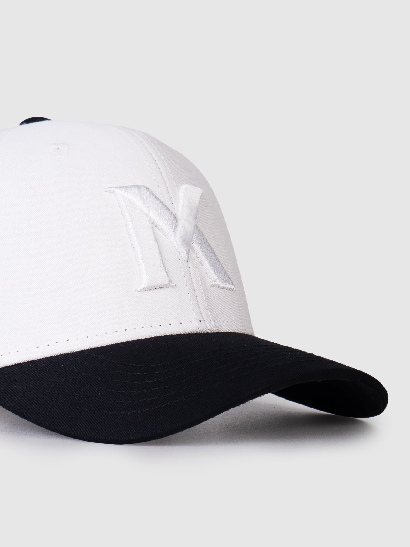 Boné Polo Maverick Branco Aba Preta MVCK