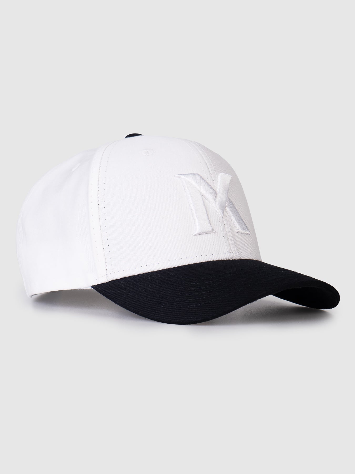 Boné Polo Maverick Branco Aba Preta MVCK