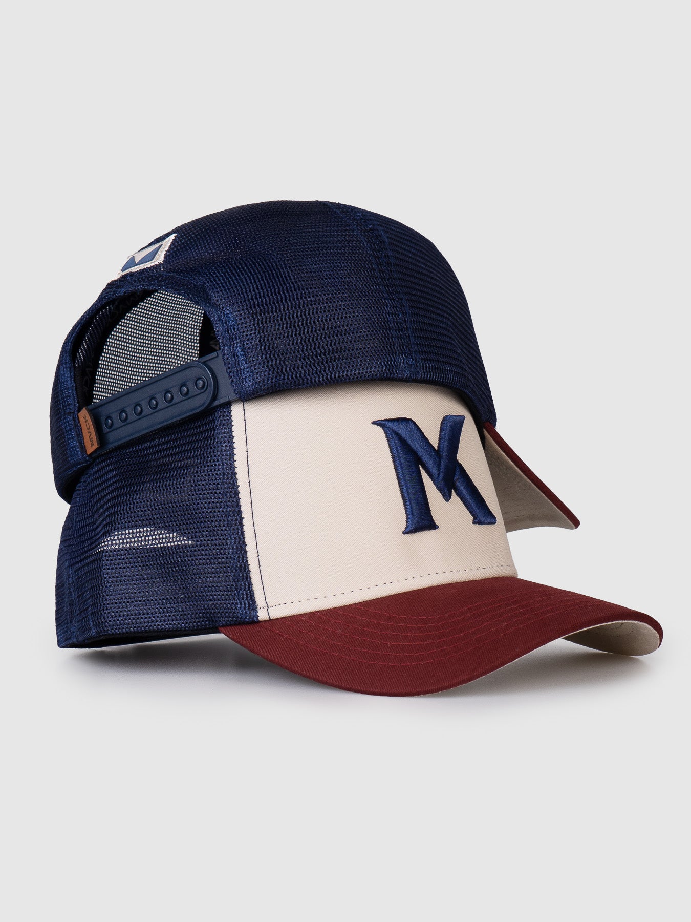Boné Trucker Maverick Off White e Marinho Aba Vinho MVCK