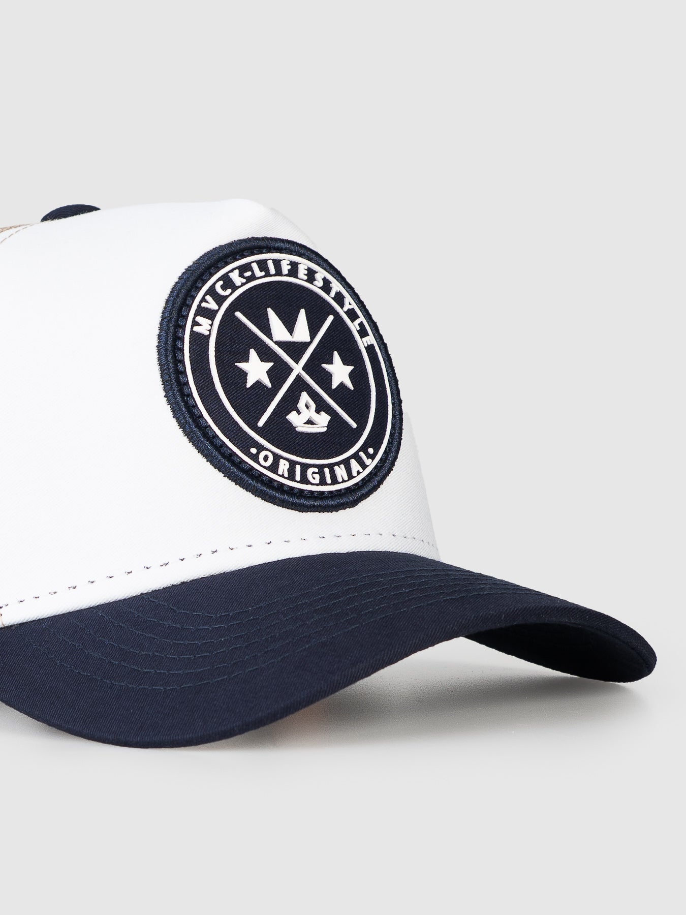Boné Trucker Brasão Branco e Azul MVCK