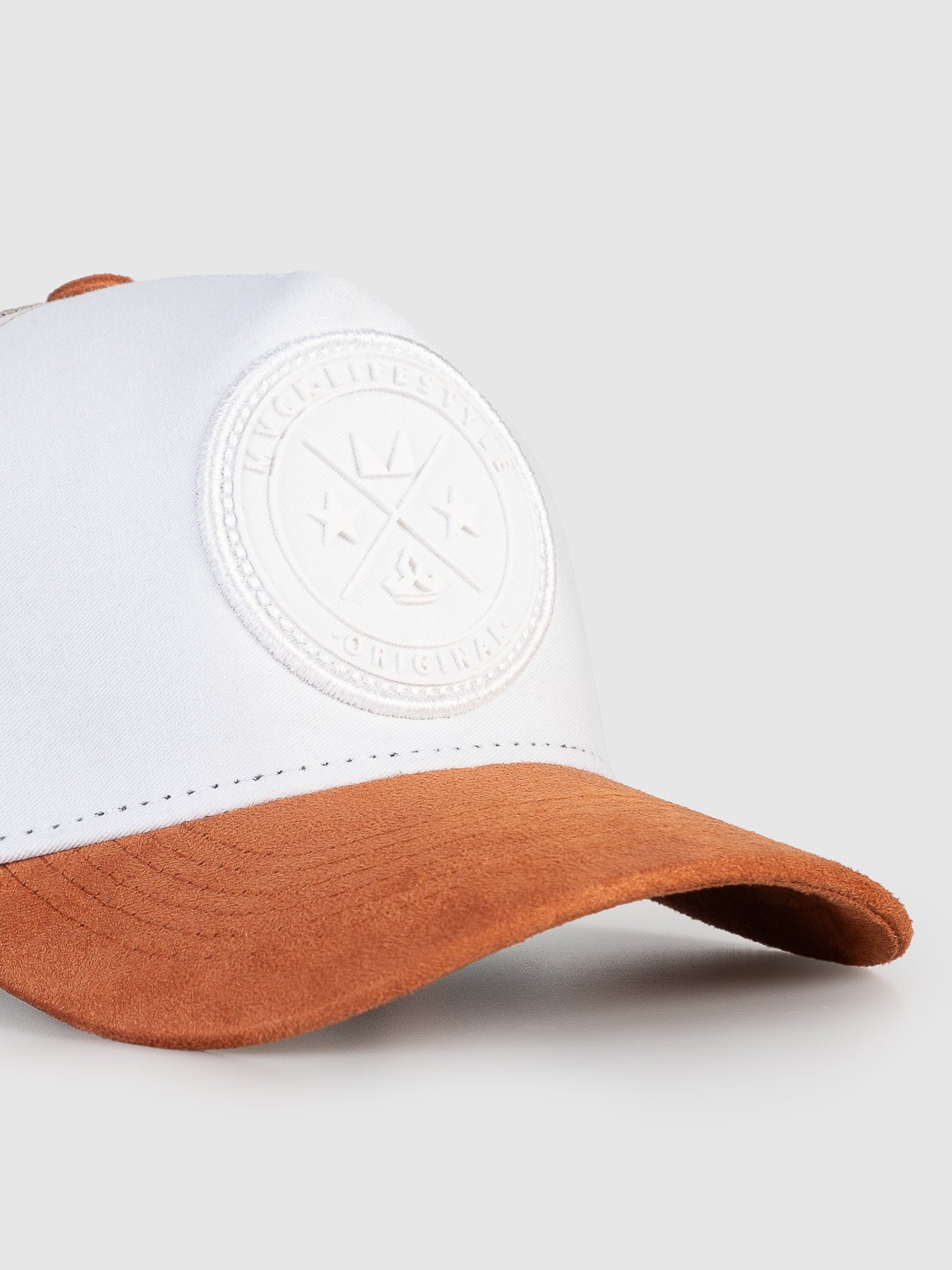 Boné Trucker Brasão Branco Aba Caramelo MVCK