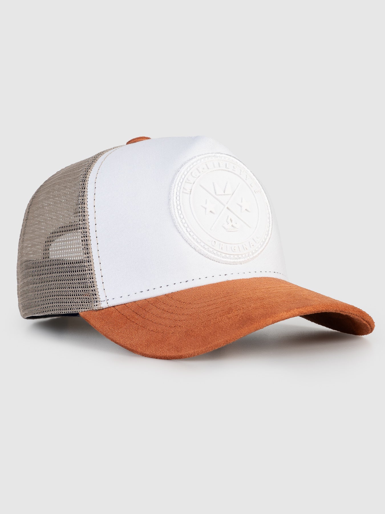 Boné Trucker Brasão Branco Aba Caramelo MVCK