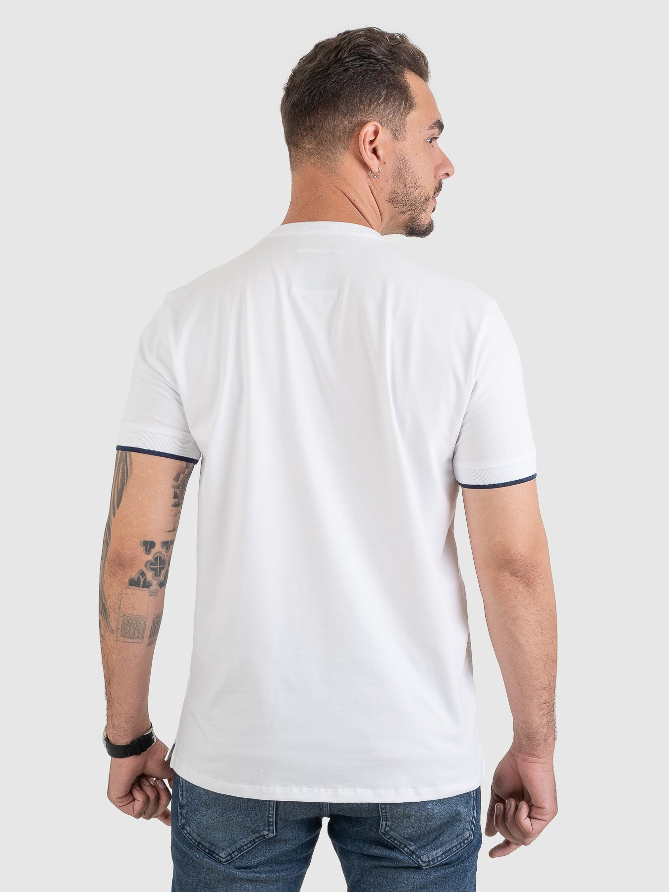 Camiseta Confort Branca e Marinho MVCK