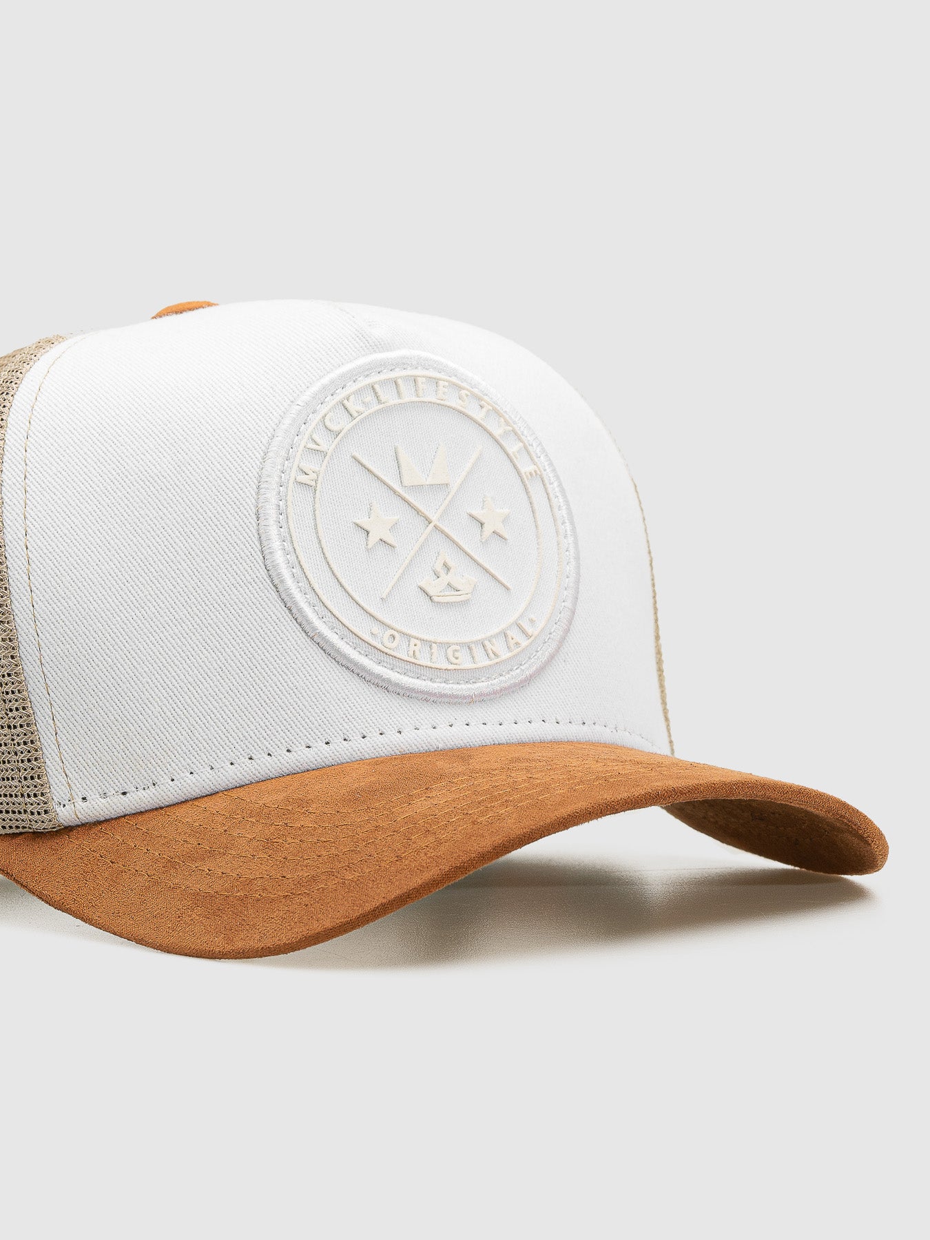 Boné Trucker Brasão Branco Aba Caramelo MVCK