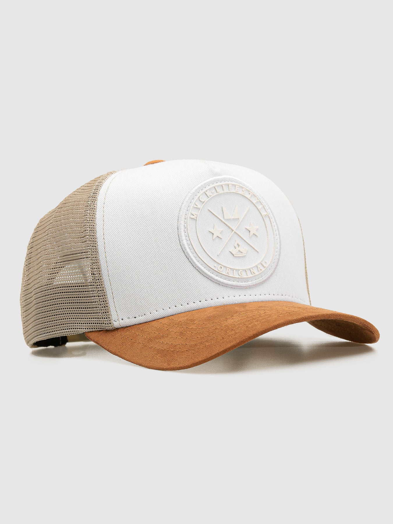 Boné Trucker Brasão Branco Aba Caramelo MVCK