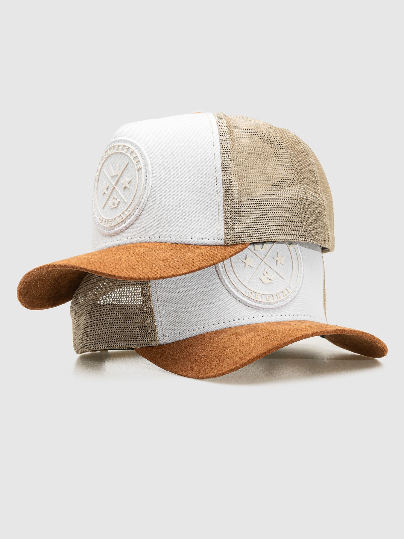 Boné Trucker Brasão Branco Aba Caramelo MVCK
