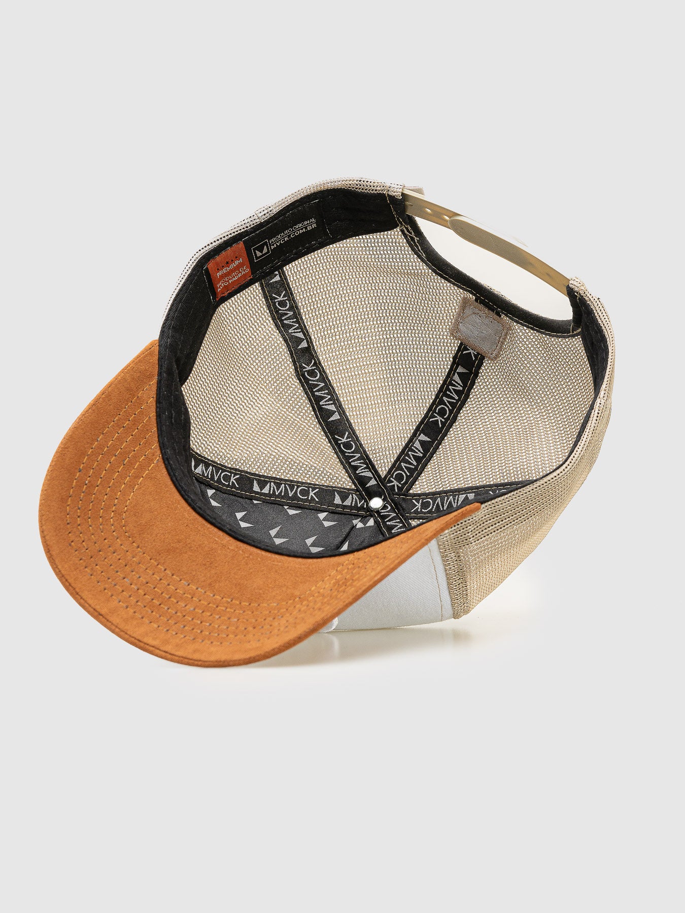 Boné Trucker Brasão Branco Aba Caramelo MVCK